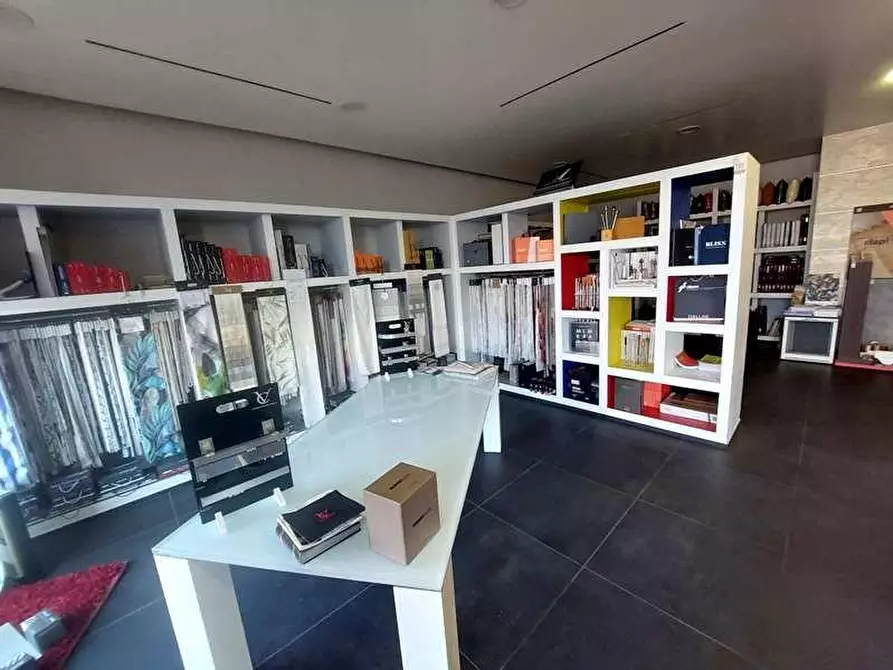 Immagine 5 di Attività artigianale in vendita  a Massa