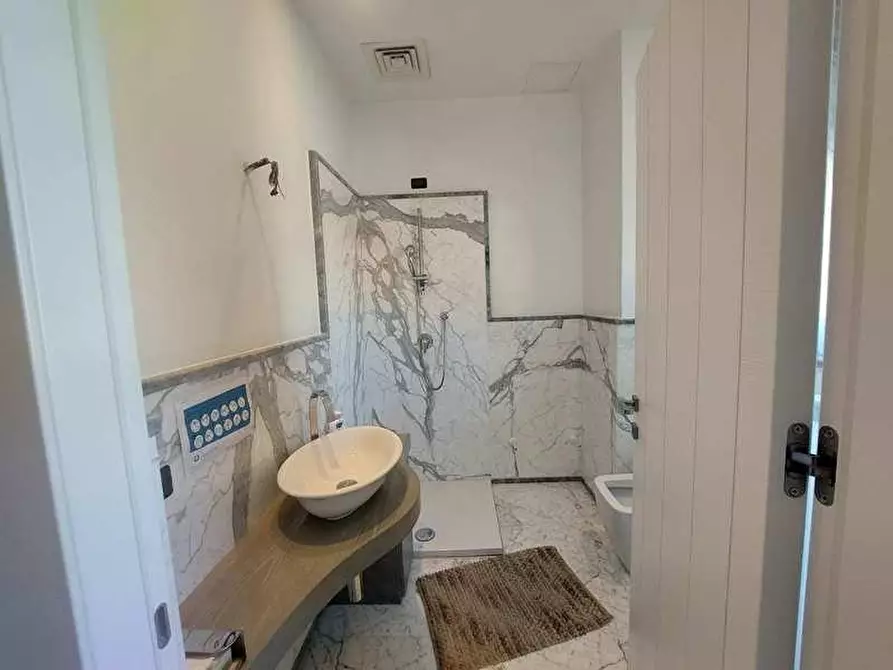 Immagine 17 di Attività artigianale in vendita  a Massa