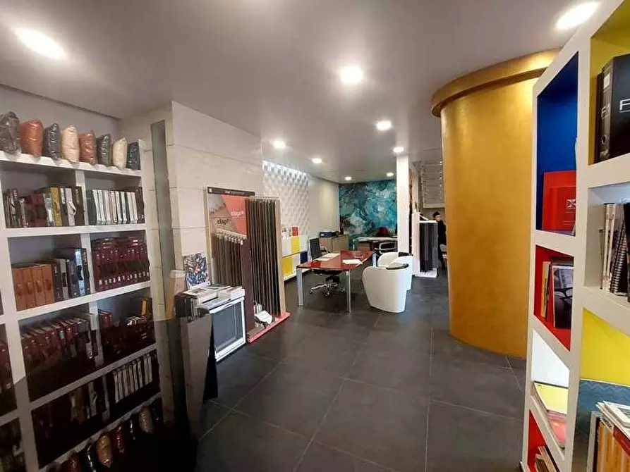 Immagine 3 di Attività artigianale in vendita  a Massa