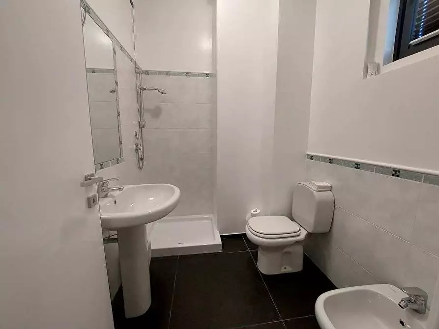 Immagine 18 di Attività artigianale in vendita  a Massa