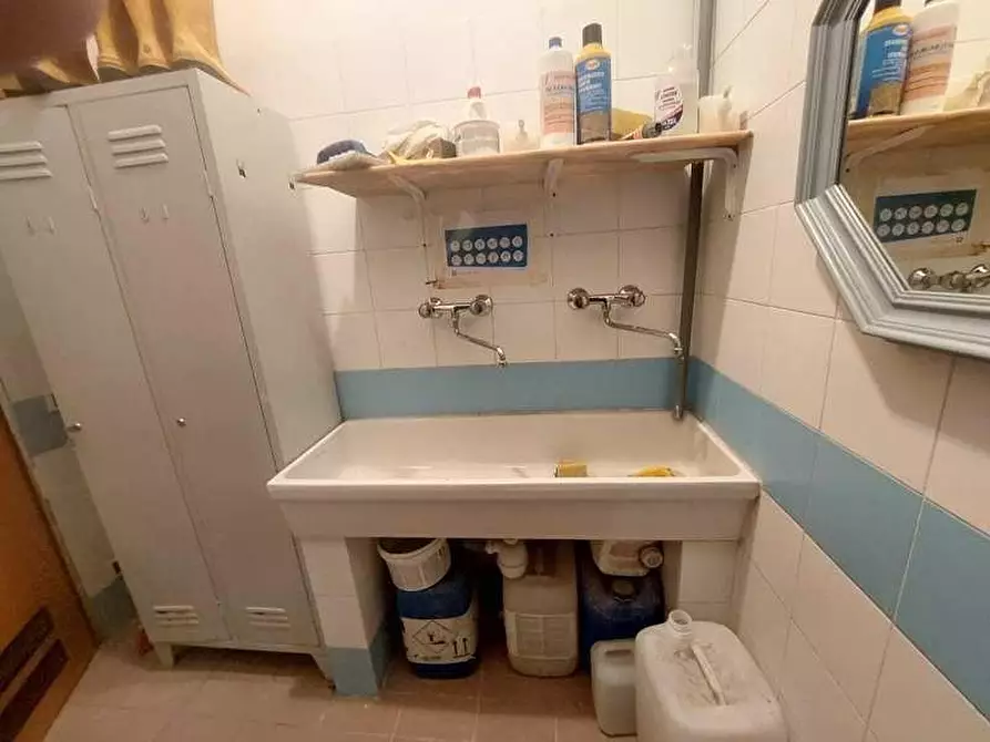 Immagine 25 di Attività artigianale in vendita  a Massa