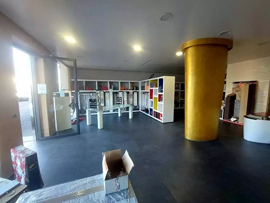 Immagine 2 di Attività artigianale in vendita  a Massa