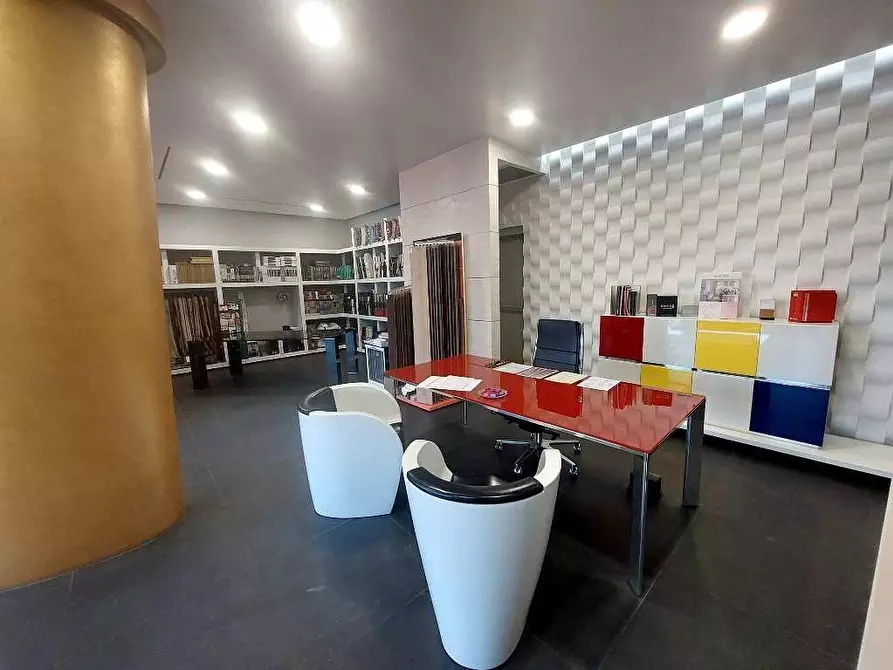 Immagine 6 di Attività artigianale in vendita  a Massa