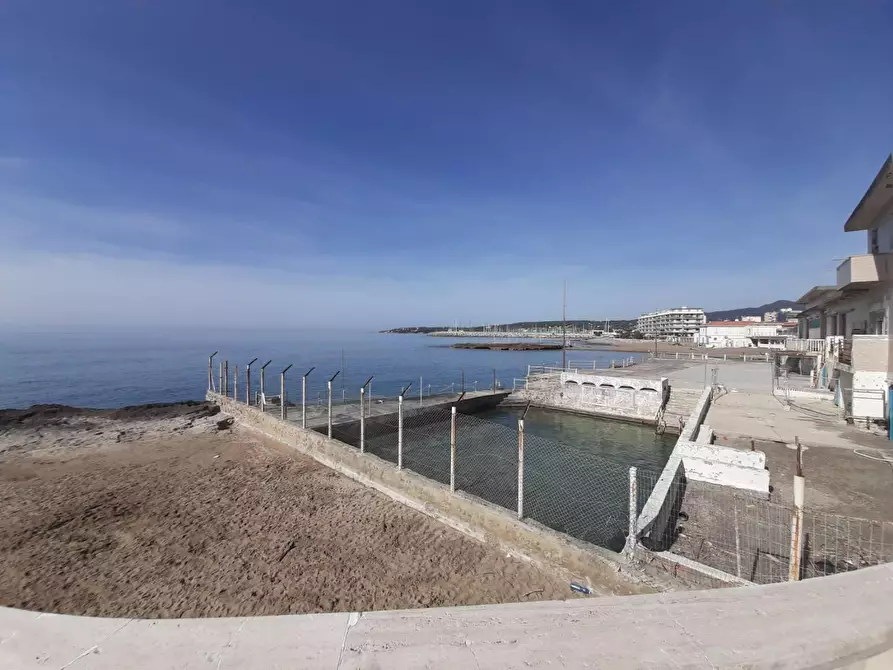 Immagine 6 di Locale commerciale in vendita  a Rosignano Marittimo