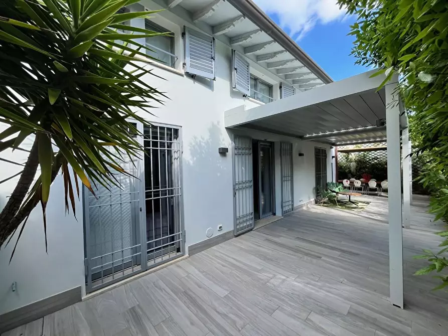 Immagine 3 di Villa in vendita  a Forte Dei Marmi