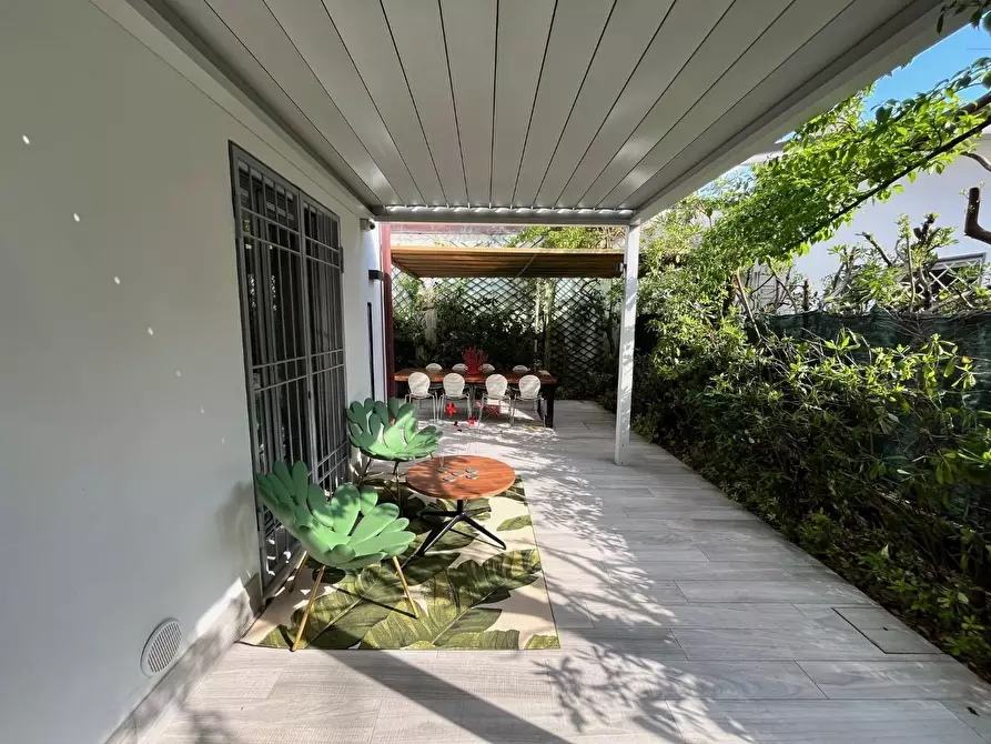 Immagine 7 di Villa in vendita  a Forte Dei Marmi