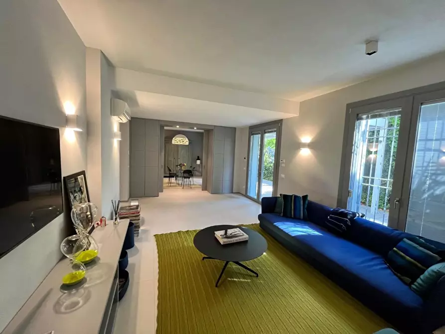 Immagine 12 di Villa in vendita  a Forte Dei Marmi