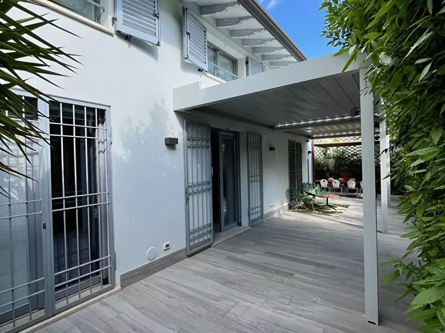 Immagine 4 di Villa in vendita  a Forte Dei Marmi