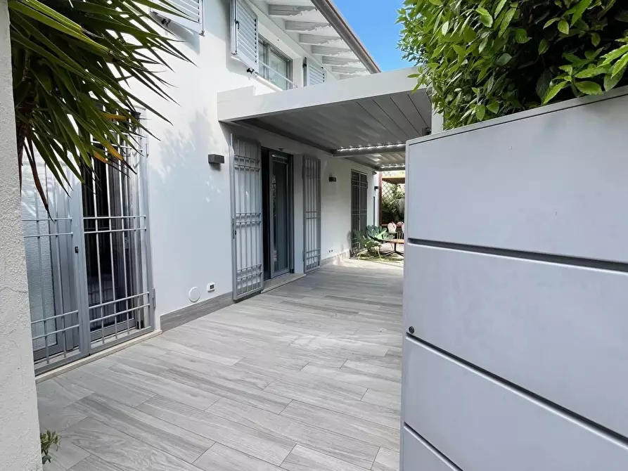Immagine 2 di Villa in vendita  a Forte Dei Marmi