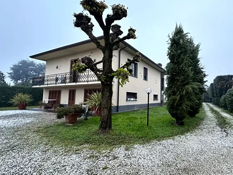 Immagine 3 di Villa in vendita  a Capannori