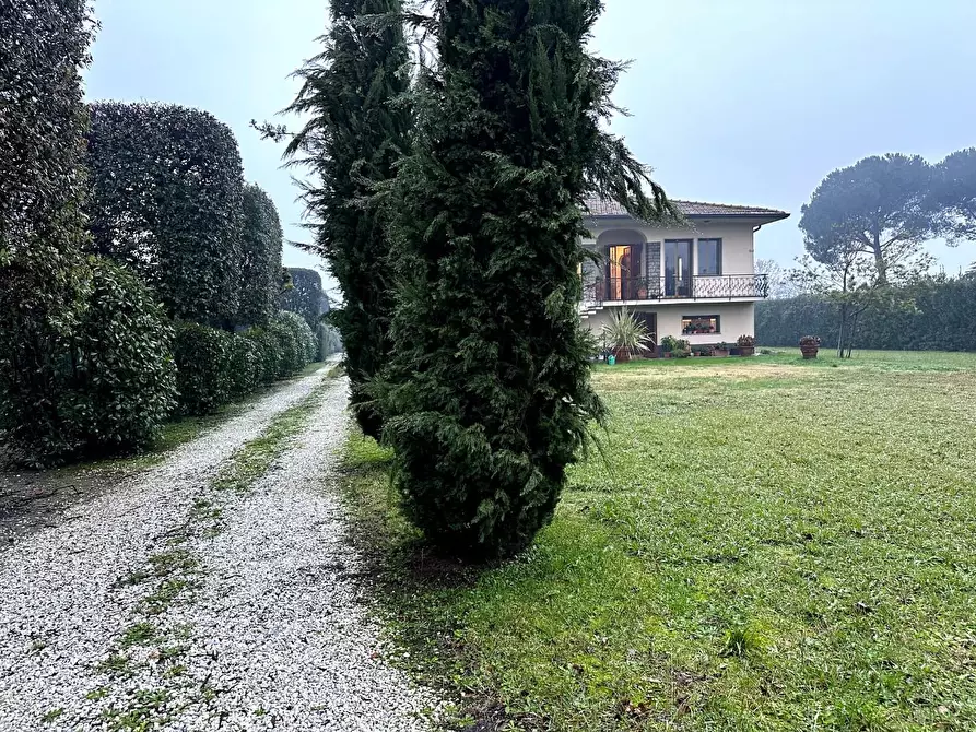 Immagine 2 di Villa in vendita  a Capannori