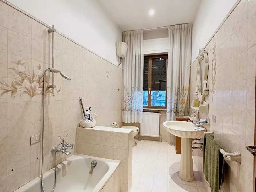 Immagine 23 di Villa in vendita  a Capannori