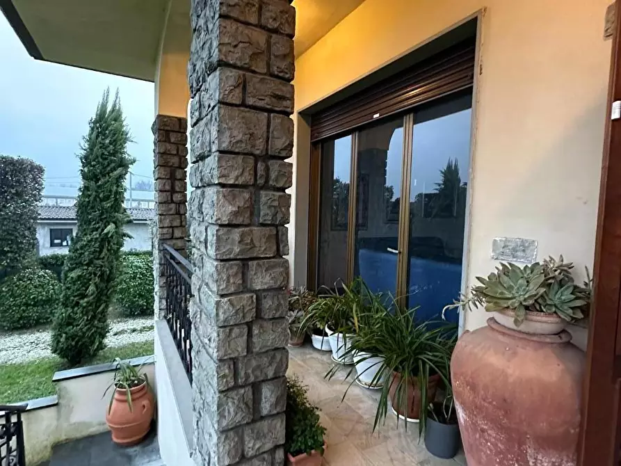 Immagine 11 di Villa in vendita  a Capannori