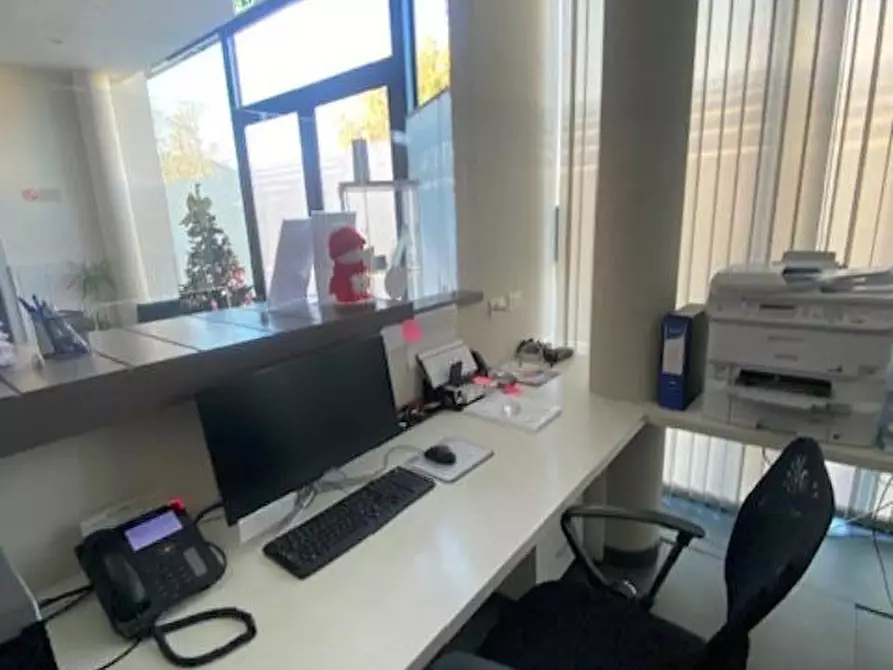 Immagine 12 di Locale commerciale in vendita  a Capannori