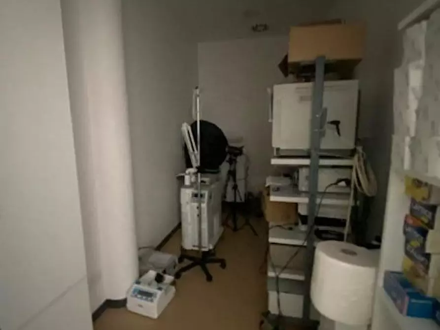 Immagine 5 di Locale commerciale in vendita  a Capannori