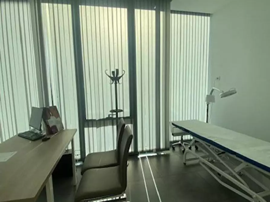 Immagine 11 di Locale commerciale in vendita  a Capannori