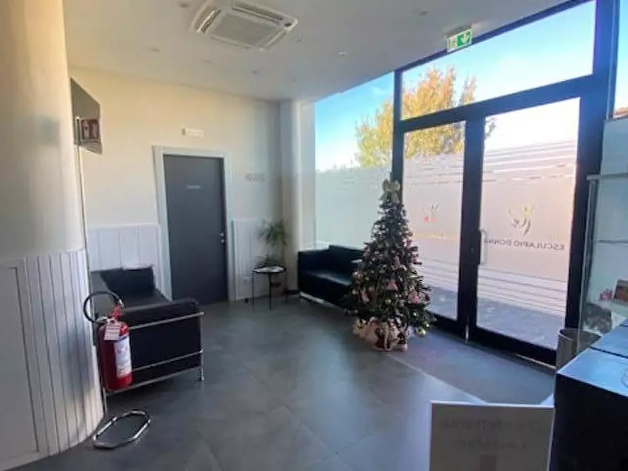 Immagine 14 di Locale commerciale in vendita  a Capannori