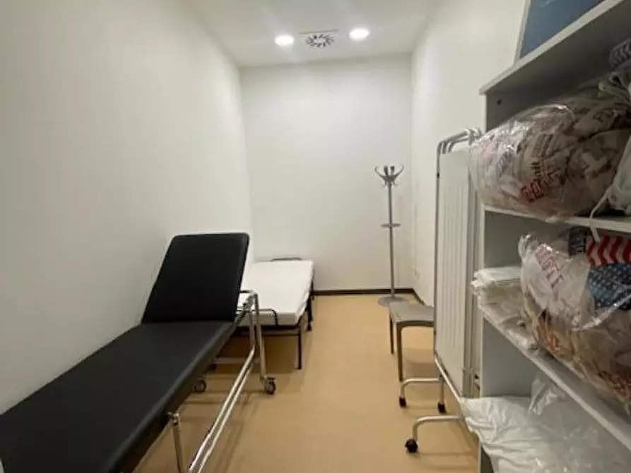 Immagine 6 di Locale commerciale in vendita  a Capannori