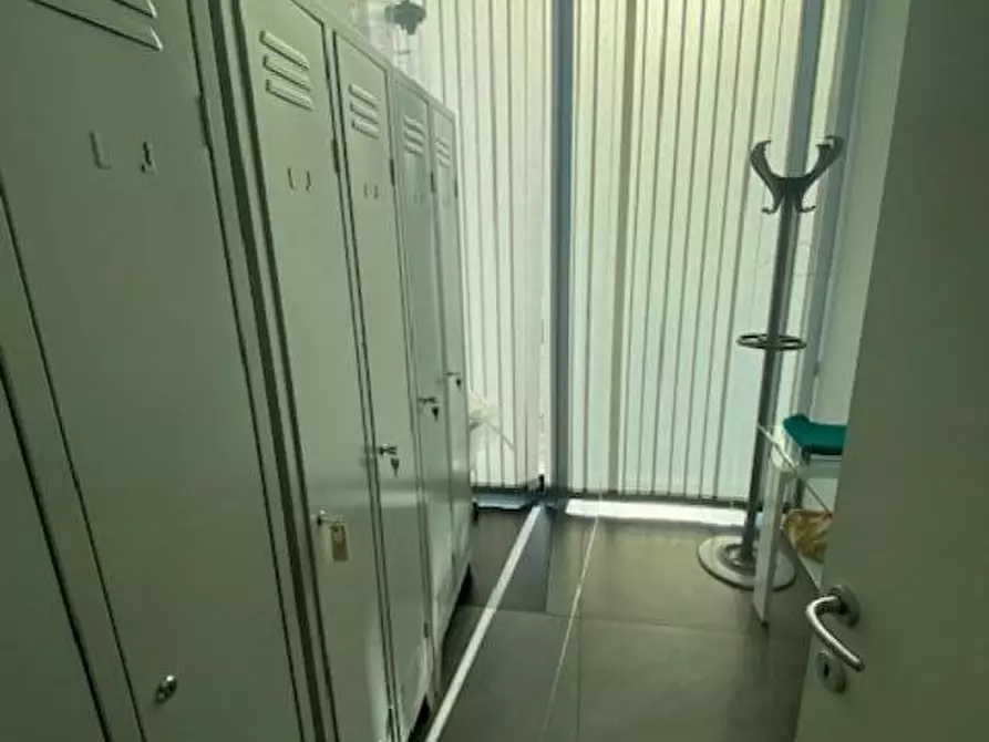 Immagine 9 di Locale commerciale in vendita  a Capannori