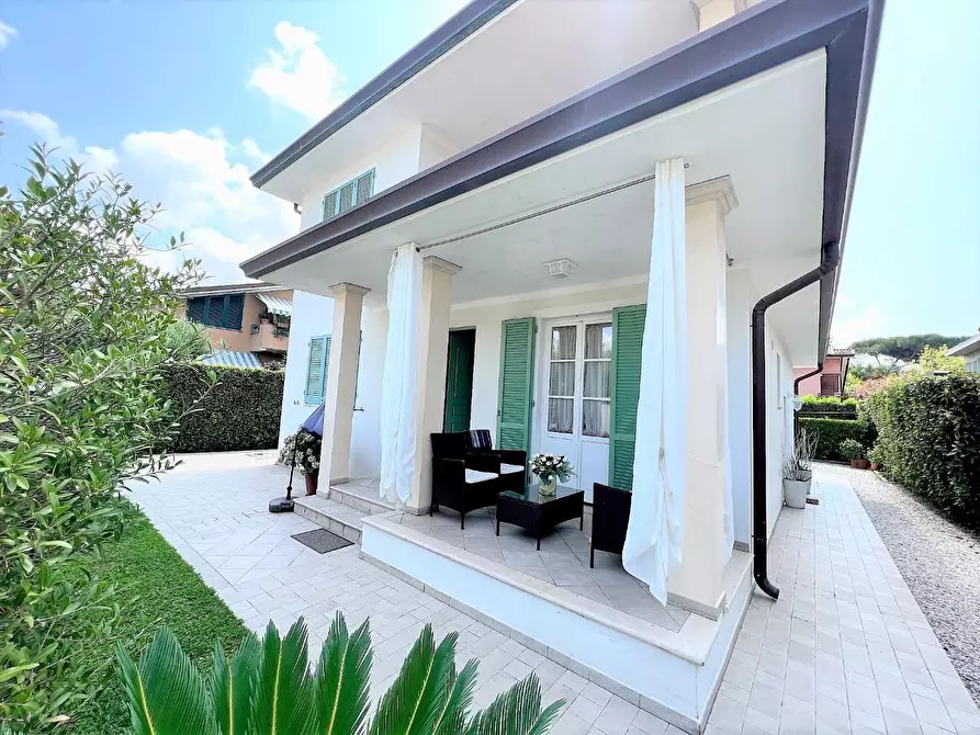 Immagine 3 di Villa in vendita  a Pietrasanta
