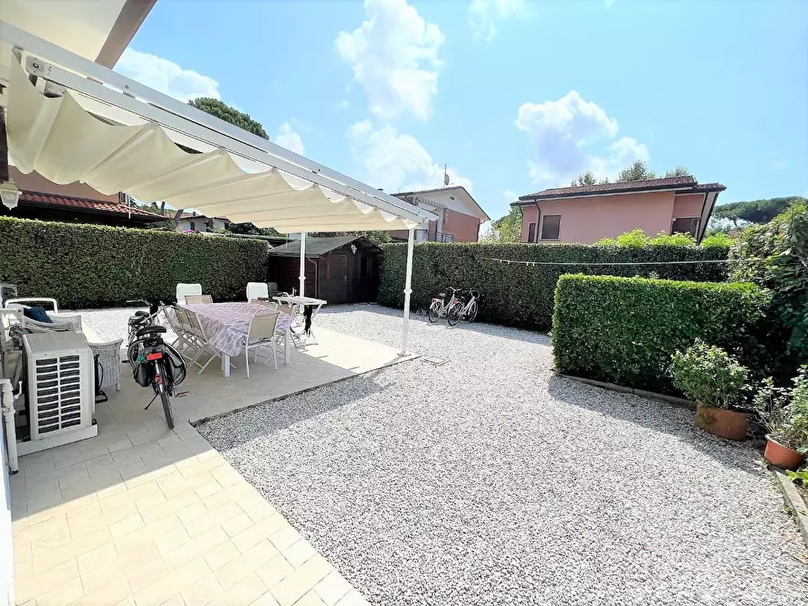 Immagine 2 di Villa in vendita  a Pietrasanta