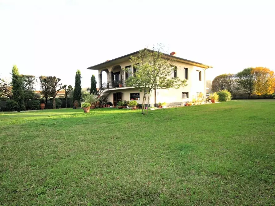 Immagine 1 di Villa in vendita  a Capannori