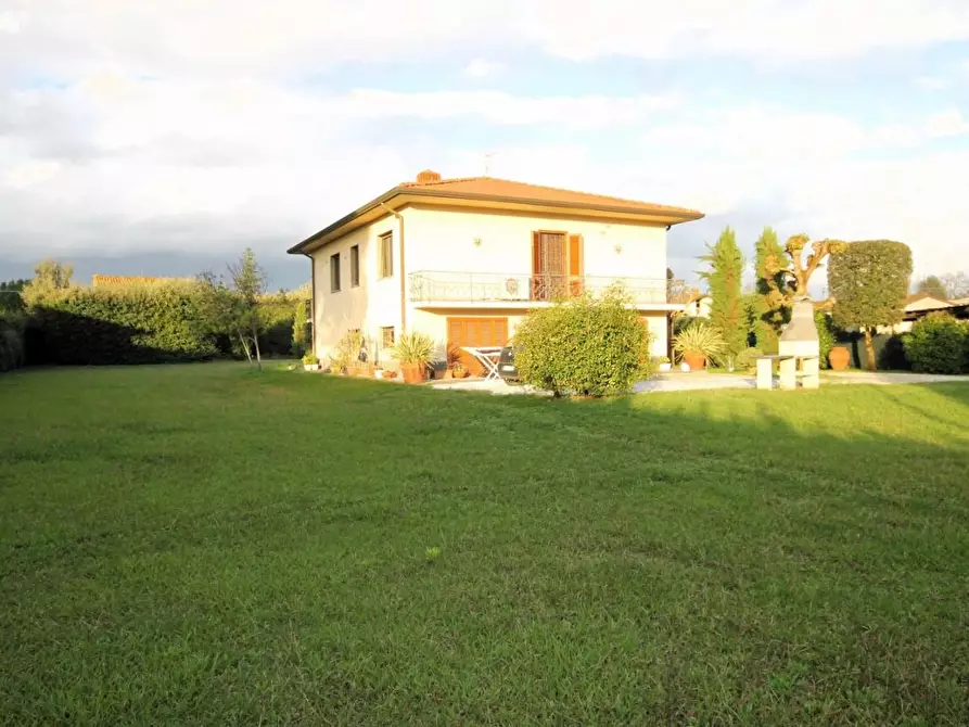 Immagine 8 di Villa in vendita  a Capannori