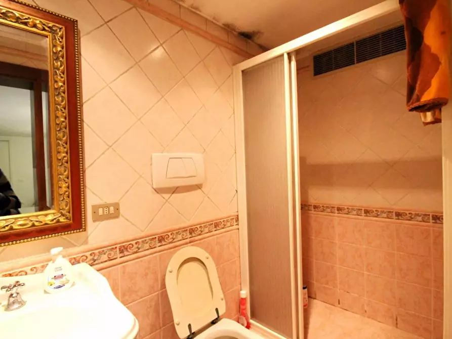 Immagine 16 di Villa in vendita  a Capannori