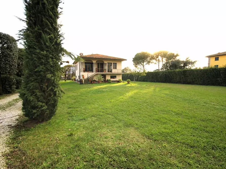 Immagine 3 di Villa in vendita  a Capannori