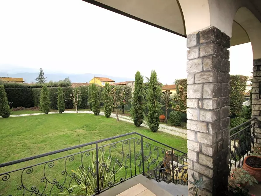 Immagine 10 di Villa in vendita  a Capannori