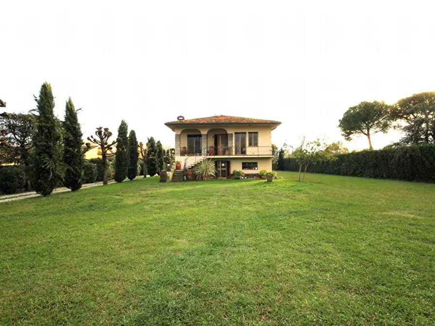 Immagine 2 di Villa in vendita  a Capannori