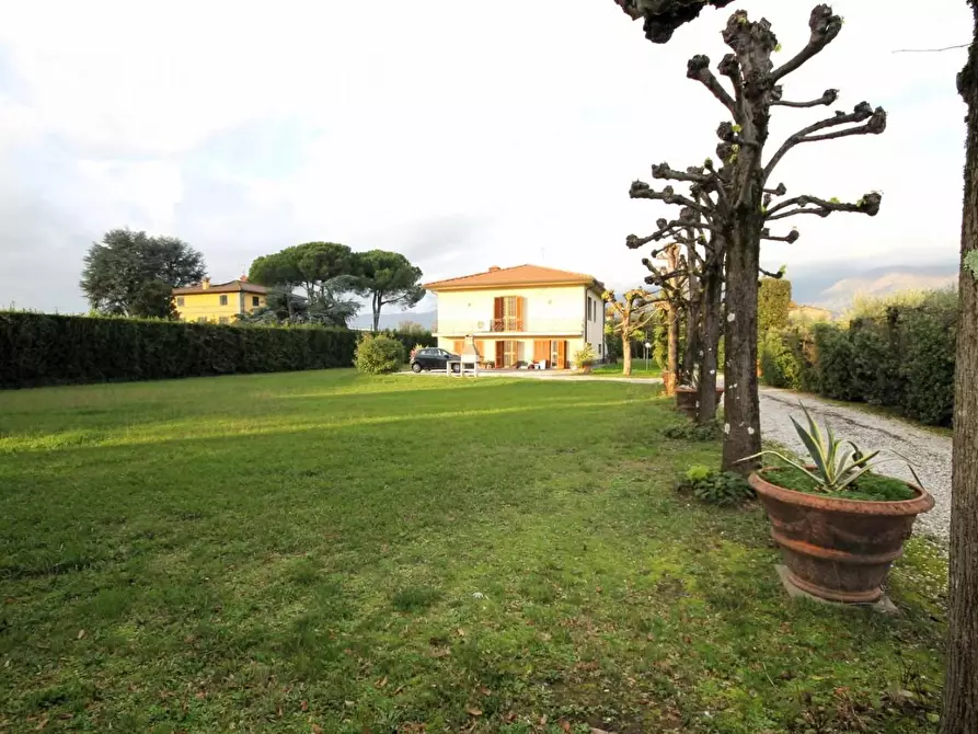 Immagine 6 di Villa in vendita  a Capannori