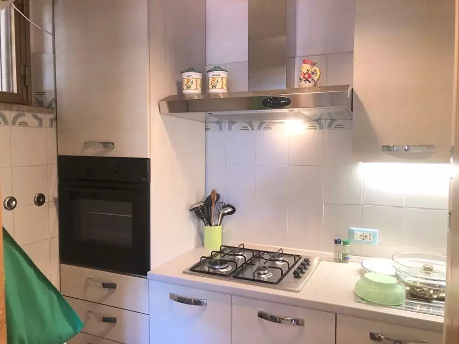 Immagine 2 di Appartamento in vendita  a Massa