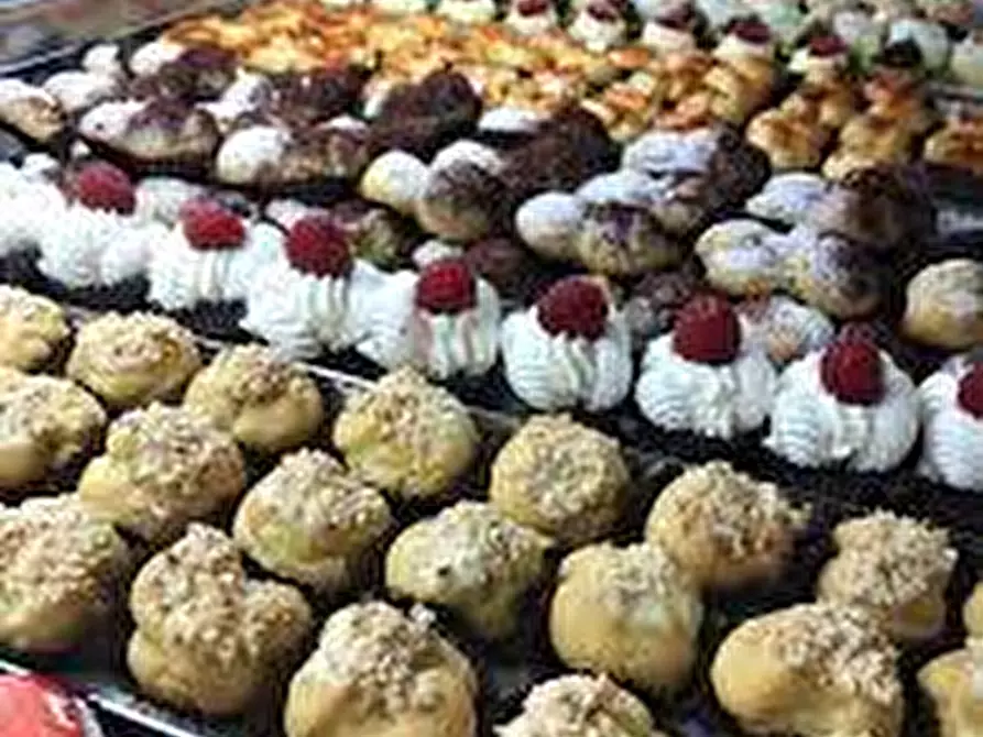 Immagine 3 di Attività commerciale in vendita  a Camaiore