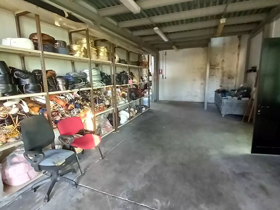 Immagine 20 di Capannone industriale in vendita  a Capannori