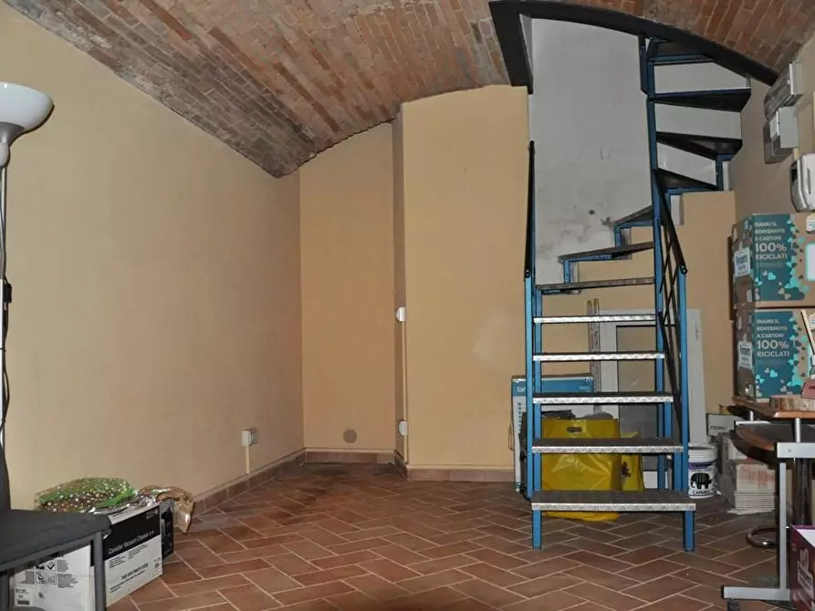 Immagine 17 di Locale commerciale in vendita  a Poggibonsi