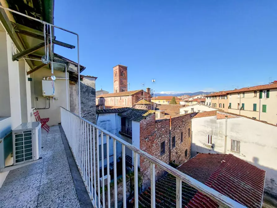 Immagine 19 di Appartamento in vendita  a Lucca