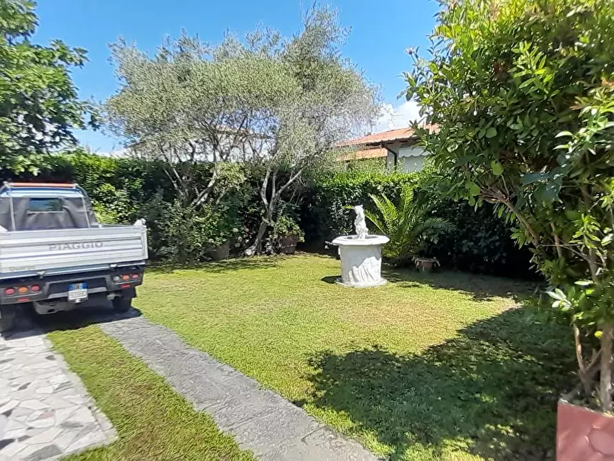 Immagine 3 di Villa in vendita  a Forte Dei Marmi