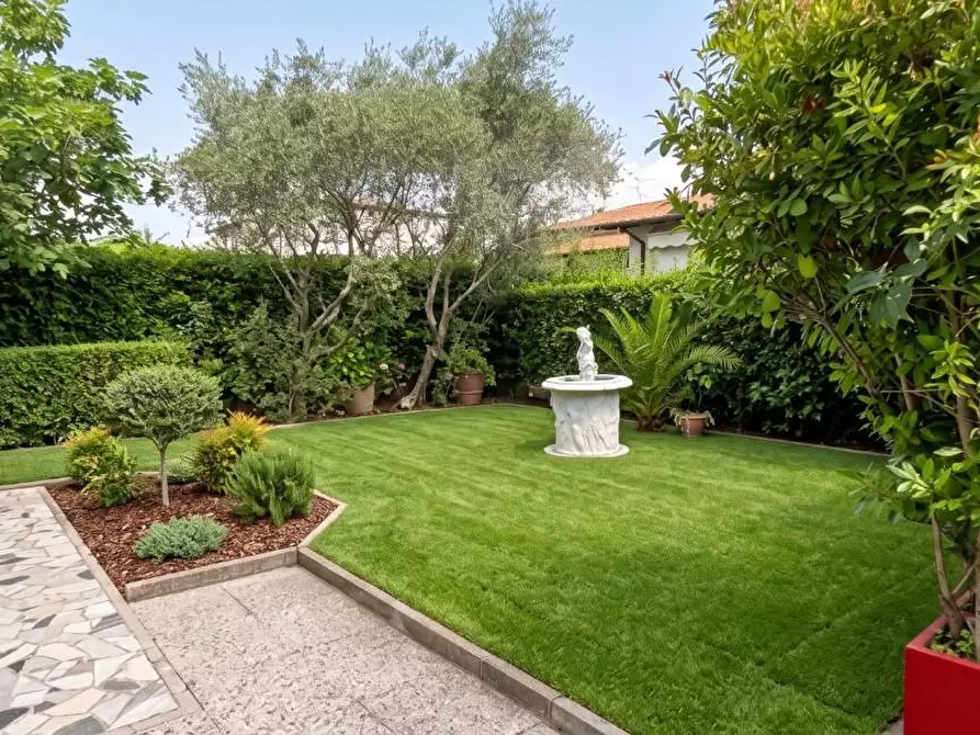 Immagine 4 di Villa in vendita  a Forte Dei Marmi