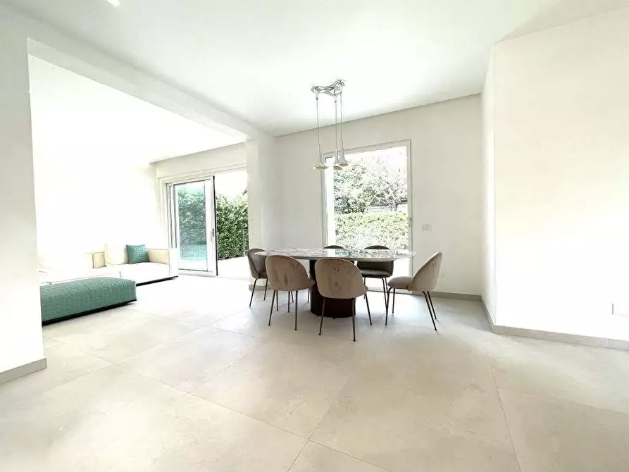 Immagine 11 di Villa in affitto  a Pietrasanta