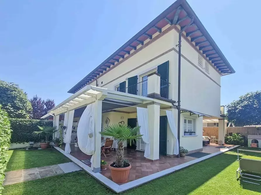 Immagine 1 di Casa bifamiliare in affitto  a Pietrasanta