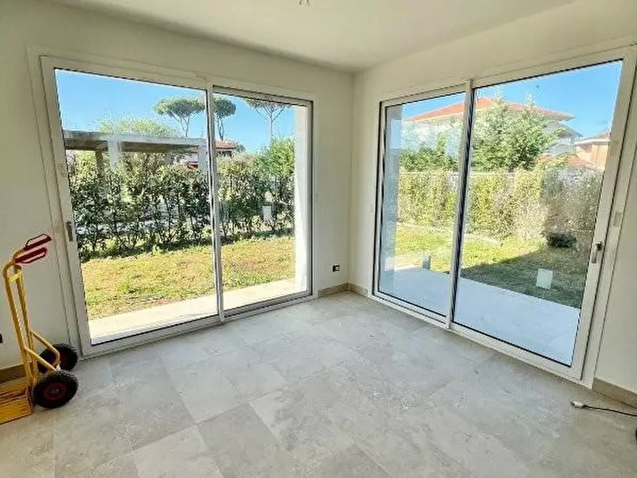 Immagine 26 di Villa in vendita  a Pietrasanta