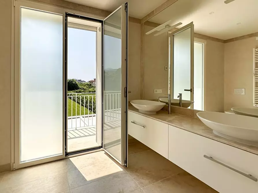 Immagine 21 di Villa in vendita  a Pietrasanta