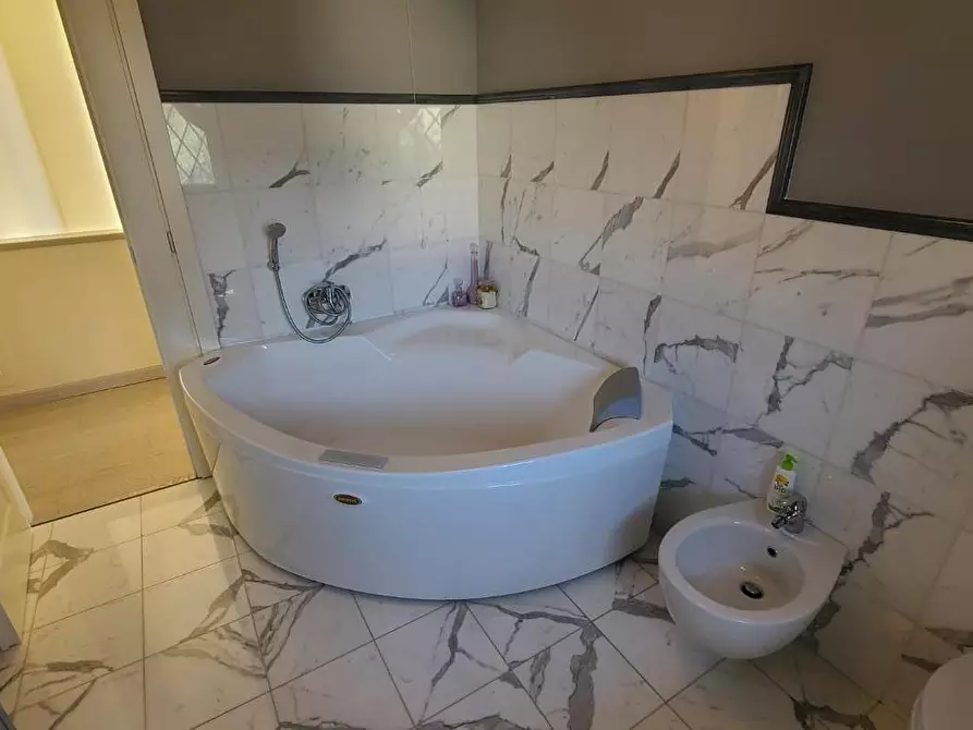 Immagine 33 di Villa in affitto  a Seravezza