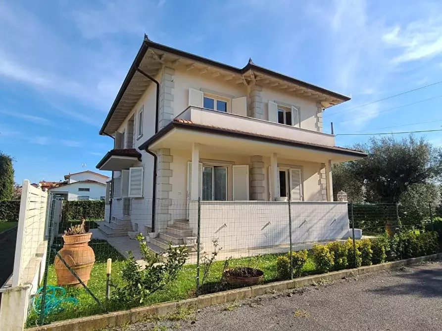 Immagine 2 di Villa in affitto  a Seravezza