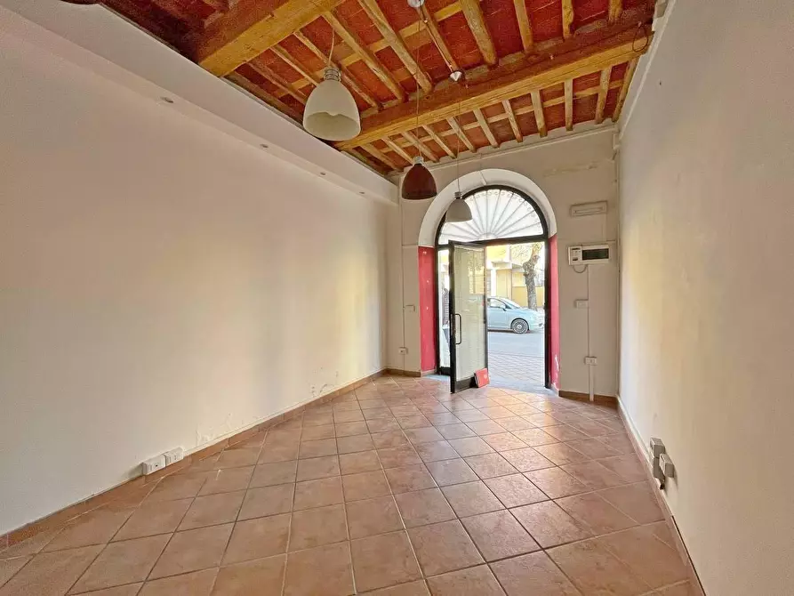 Immagine 1 di Negozio in affitto  a Lucca