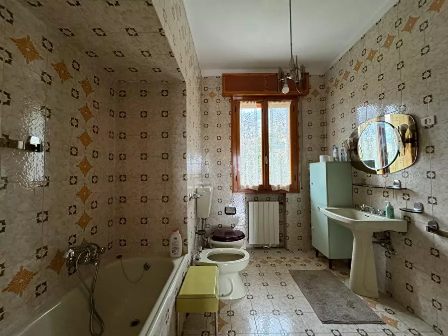 Immagine 8 di Villa in vendita  a Seravezza