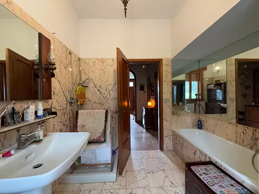 Immagine 35 di Villa in vendita  a Seravezza