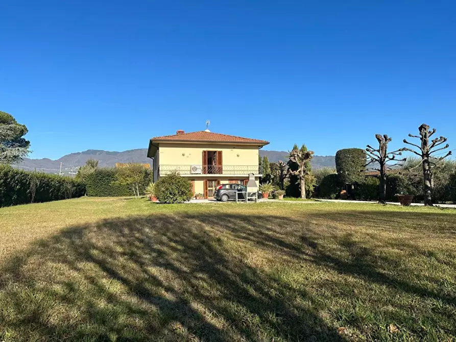 Immagine 24 di Villa in vendita  a Capannori