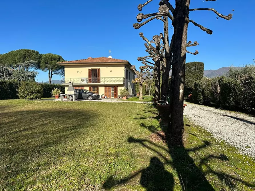 Immagine 5 di Villa in vendita  a Capannori